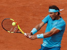 panlsk tenista Rafael Nadal hraje bekhendem ve tvrtfinle Roland Garros, ve...