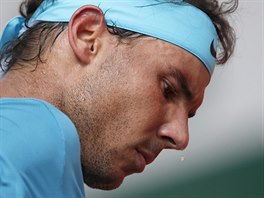 Krpj potu pad z tve panlskho tenisty Rafaela Nadala.