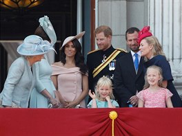 Členové královské rodiny na balkonu Buckinghamského paláce na oslavách...