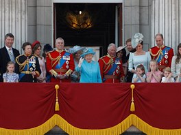 Královna Alžběta II. s členy královské rodiny na oslavách svých narozenin...