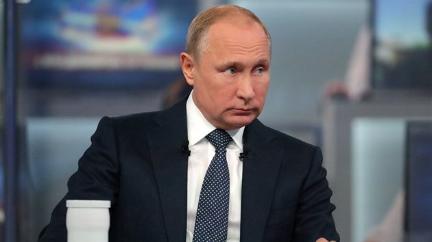 Rusk prezident Vladimir Putin bhem televizn besedy s obany (7. ervna 2018)