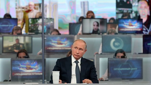 Rusk prezident Vladimir Putin bhem televizn besedy s obany (7. ervna 2018)