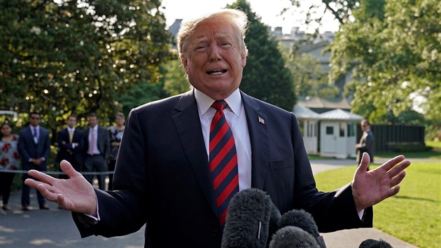 Americký prezident Donald Trump před odletem na summit G7 v Kanadě (8. června 2018)