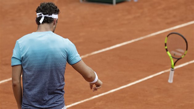 Marco Cecchinato hz raketou v duelu s Novakem Djokoviem.