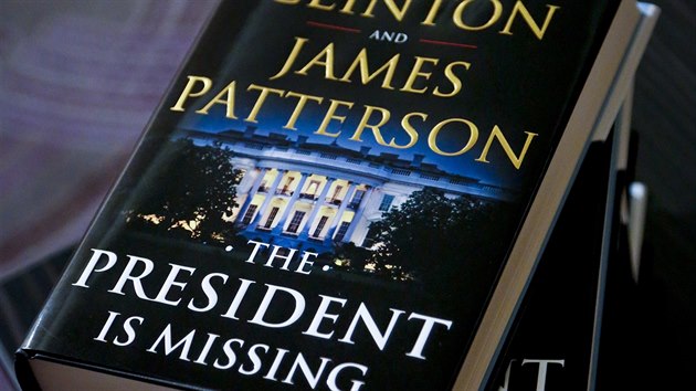 Kniha Prezident zmizel od Billa Clintona a Jamese Pettersona. (4. ervna 2018)