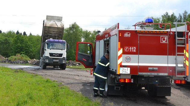 Neopatrn� �idi� zvedl v Sedleci korbu n�kladn�ho auta p��mo pod dr�ty s vysok�m nap�t�m. Auto za�alo ho�et.