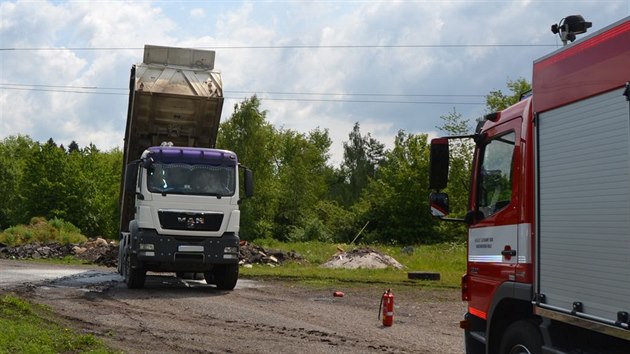 Neopatrn idi zvedl v Sedleci korbu nkladnho auta pmo pod drty s vysokm naptm. Auto zaalo hoet.