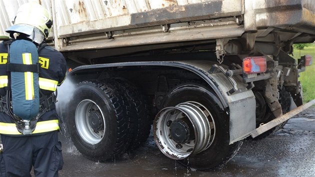 Neopatrn idi zvedl v Sedleci korbu nkladnho auta pmo pod drty s vysokm naptm. Auto zaalo hoet.