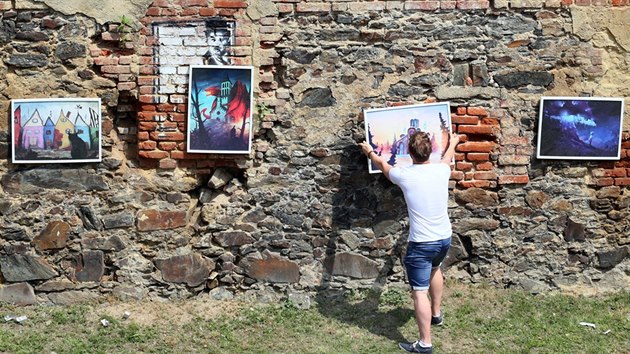 Václav Fikar jr. (nahoře) a Martin Stehlík instalují svoje díla na dvorku č. 5 a 6.