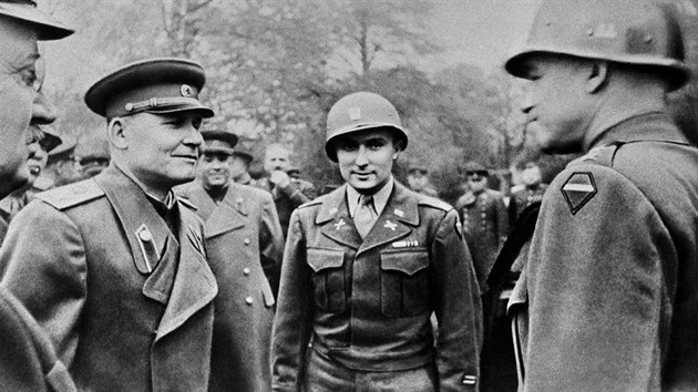 Ivan Stpanovi Konv v rozhovoru s americkm generlem Omarem Bradleyem v roce 1945.