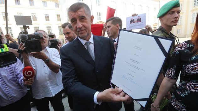Andrej Babi ukazuje novinm dekret, kterm byl jmenovn pedsedou vldy (6. ervna 2018)