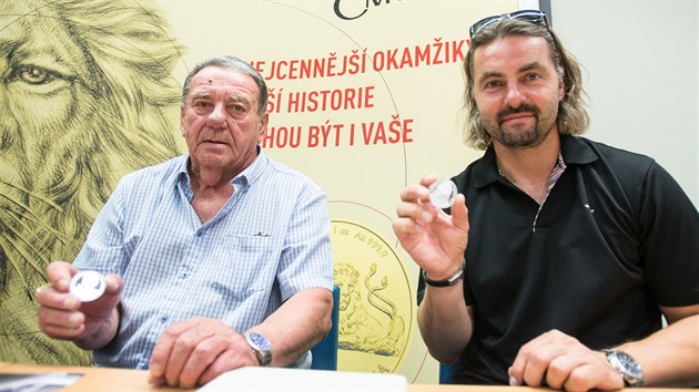 Hokejoví exreprezentanti Jan Suchý (vlevo) a David Moravec pózují s pamětními mincemi.