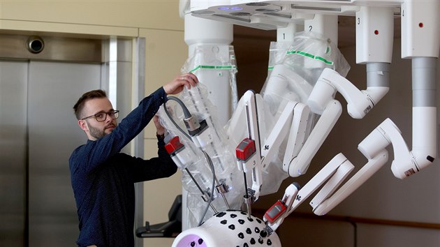 Robot Da Vinci Xi má čtyři ramena. Tři operují, čtvrté drží kameru. (2018)
