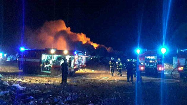 Destky hasiskch jednotek likviduj od ternho veera por skldky komunlnho odpadu u Kozlan na Vykovsku.