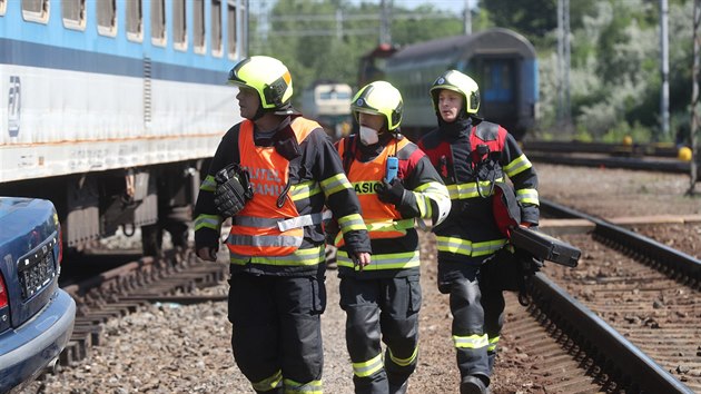 Hasiči přicházejí na místo simulované nehody, kterou zinscenovaly České dráhy v rámci Mezinárodního dne bezpečnosti na železničních přejezdech ILCAD 2018.