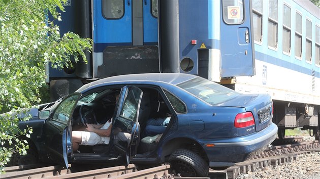 Simulovaná srážka osobního vozu a lokomotivy si vyžádala jeden lidský život a dvě osoby byly zraněné. 