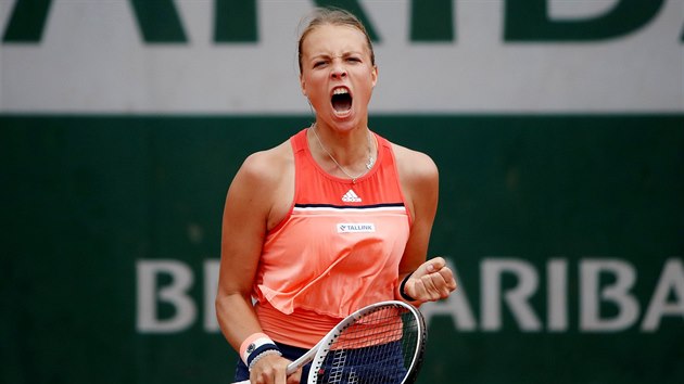 Estonka Anett Kontaveitov se raduje ze zisku prvnho setu ve 3. kole Roland Garros proti Pete Kvitov.