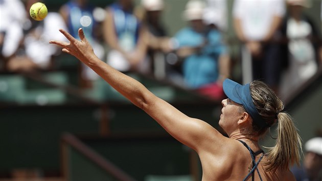 Maria Šarapovová podává ve 3. kole Roland Garros proti Karolíně Plíškové.