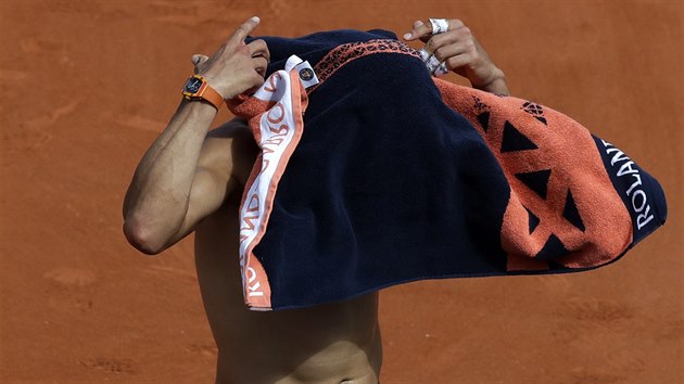 Rafael Nadal se pevlek bhem tetho kola Roland Garros.