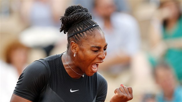 Serena Williamsová slaví postup do osmifinále Roland Garros.