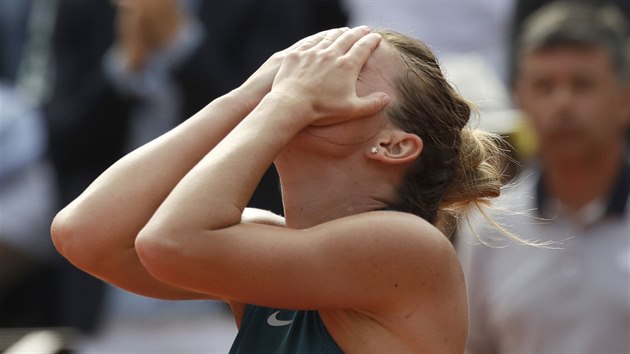 Simona Halepov se raduje z premirovho triumfu na Roland Garros.