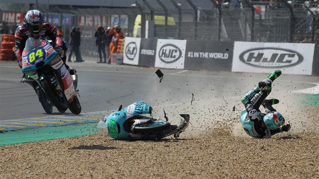 Jakub Kornfeil  v td Moto3 v Itlii projd kolem Bastianiniho, kter v zatce upadl.