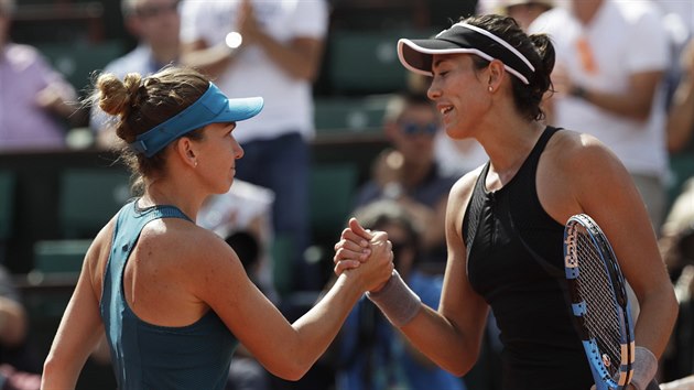 Španělka Garbiňe Muguruzaová (vpravo) gratuluje Simoně Halepové z Rumunska k postupu do finále Roland Garros.