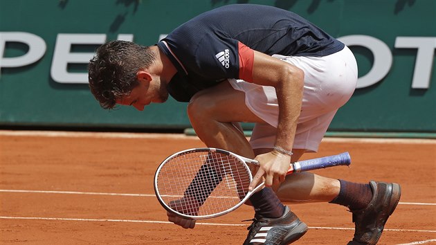 Rakušan Dominic Thiem slaví zisk druhé sady v semifinále Roland Garros.