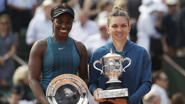 Simona Halepová (vpravo) vyhrála Roland Garros, ve finále porazila Sloane Stephensovou.