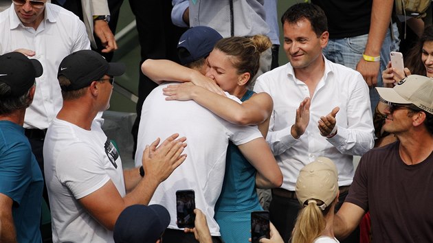 Simona Halepov se po vtzstv na Roland Garros objm s pbuznmi.