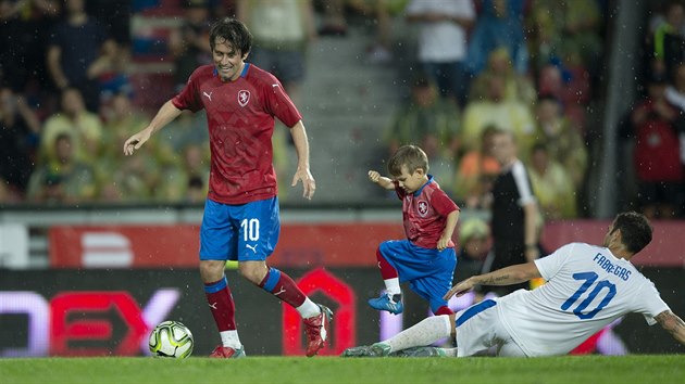 Tomáš Rosický se svým malým synem obehrává Cesca Fabregase během rozlučky s kariérou.