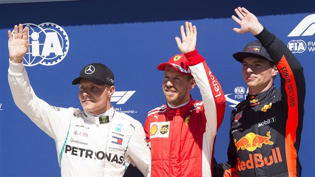 Nmeck jezdec formule Sebastian Vettel (uprosted) ovldl kvalifikaci Velk ceny Kanady. Druh dojel Fin Vallteri Bottas (vlevo) a tet Max Verstappen z Nizozemska.
