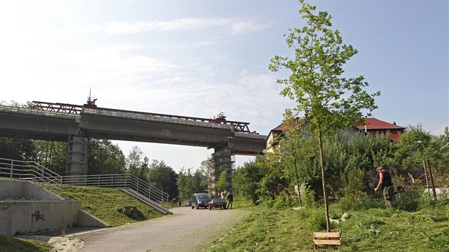 Bhem rekonstrukce Brnnskho mostu, jen je jednou z dleitch dopravnch tepen v Jihlav, stavebnci most rozdl na est pol. Ti z nich, kter v kolem 740 tun, postupn potebuj zvednout o 1,8 metru.