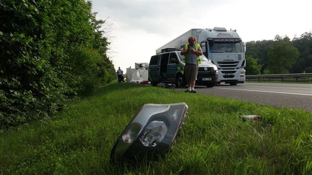 Dlnici D5 uzavela na 25. kilometru ve smru na Prahu nedaleko Berouna nehoda kamionu a dodvky.