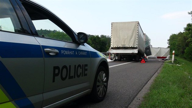 Dlnici D5 uzavela na 25. kilometru ve smru na Prahu nedaleko Berouna nehoda kamionu a dodvky.