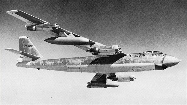 V roce 1956 zmizely v moři, spolu se strojem Boeing B-47 Stratojet (na snímku), dvě kapsle s nukleárním materiálem.