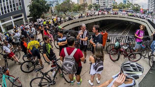 Cyklisté při protestní akci v Sao Paulu (prosinec 2017) chtěli, aby se kolo stalo v Brazílii jedním z hlavních dopravních prostředků. Policie je rozehnala slzným plynem a gumovými projektily.