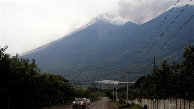 Sopka Volcn de Fuego v Guatemale zaala v nedli opt chrlit lvu a pokryla sv okol vetn hlavnho msta Guatemala vrstvou tkho popela. Mstn ady oznmily, e po erupci zemelo 25 lid. (4. ervna 2018)