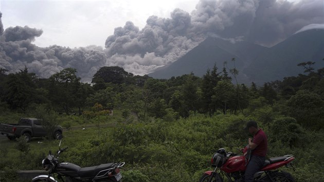Sopka Volcán de Fuego v Guatemale začala v neděli opět chrlit lávu a pokryla své okolí včetně hlavního města Guatemala vrstvou těžkého popela. Místní úřady oznámily, že po erupci zemřelo 25 lidí. (4. června 2018)