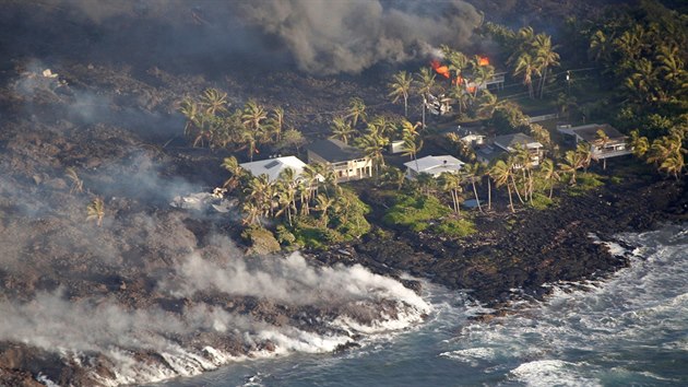 Havajská sopka Kilauea po několika dnech relativního klidu opět vychrlila proudy lávy, které během noci na dnešek zničily až několik stovek domů v oblasti Vacationland. (5. června 2018)