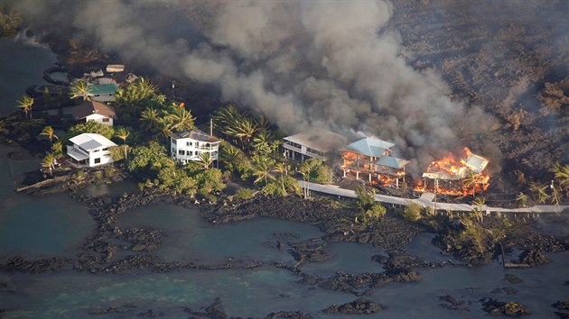 Havajská sopka Kilauea po několika dnech relativního klidu opět vychrlila proudy lávy, které během noci na dnešek zničily až několik stovek domů v oblasti Vacationland. (5. června 2018)