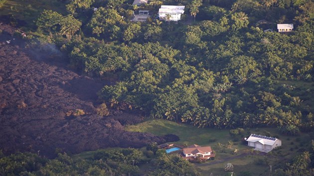 Havajská sopka Kilauea po několika dnech relativního klidu opět vychrlila proudy lávy, které během noci na středu zničily až několik stovek domů v oblasti Vacationland. (5. června 2018)