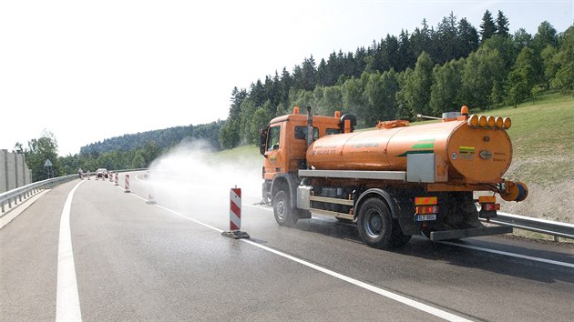 Nová silnice mezi Libercem a Jabloncem se vozidlům otevřela 1. června.
