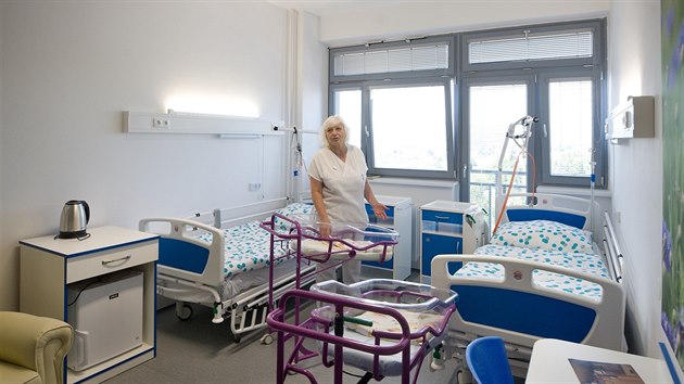 Čtyři nově zrekonstruované pokoje na novorozeneckém oddělení připomínají svou útulností byt a je z nich hezký výhled na Českou Lípu.