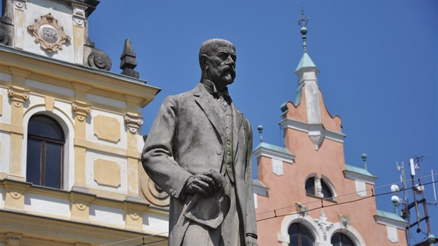 Příběh Masarykovy sochy v Hodkovicích nad Mohelkou kopíruje zvraty novodobých českých dějin.