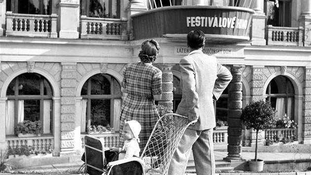 Rodina ped lzeskm domem Casino v Marinskch Lznch, kde v ervenci 1949 probhl u tvrt ronk Mezinrodnho filmovho festivalu. V nsledujcm roce se natrvalo pesunul do Karlovch Var.