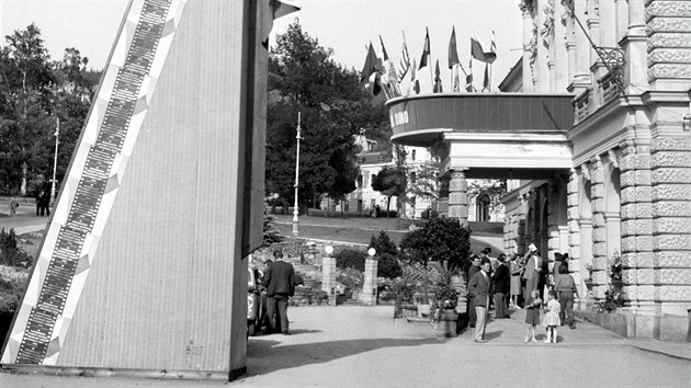 Budova Casina v Marinskch Lznch bhem konn tvrtho ronku Mezinrodnho filmovho festivalu. (3. ervence 1949)