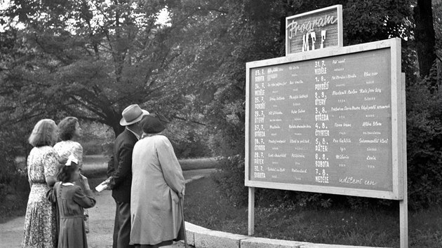 Lid si prohlej program tvrtho ronku Mezinrodnho filmovho festivalu v Marinskch Lznch. (3. ervence 1949)
