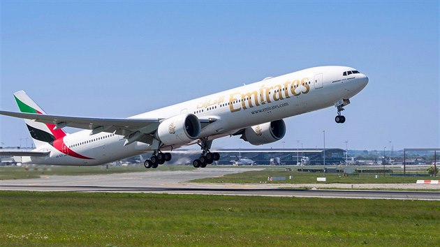 Boeing 777-300ER spolenosti Emirates bhem startu na mezinrodnm letiti v Dubaji.