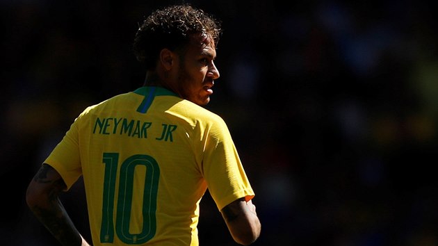 Neymar v brazilském dresu v akci v přípravném utkání s Chorvatskem.